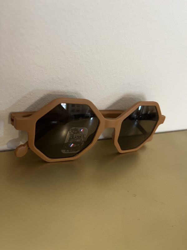 lunettes-de-soleil-pour-adultes-couleur-camel-selection-de-l-appatement-moeme-boutique-en-appartement-sur-rendez-vous-metz-moselle-eshop.jpg