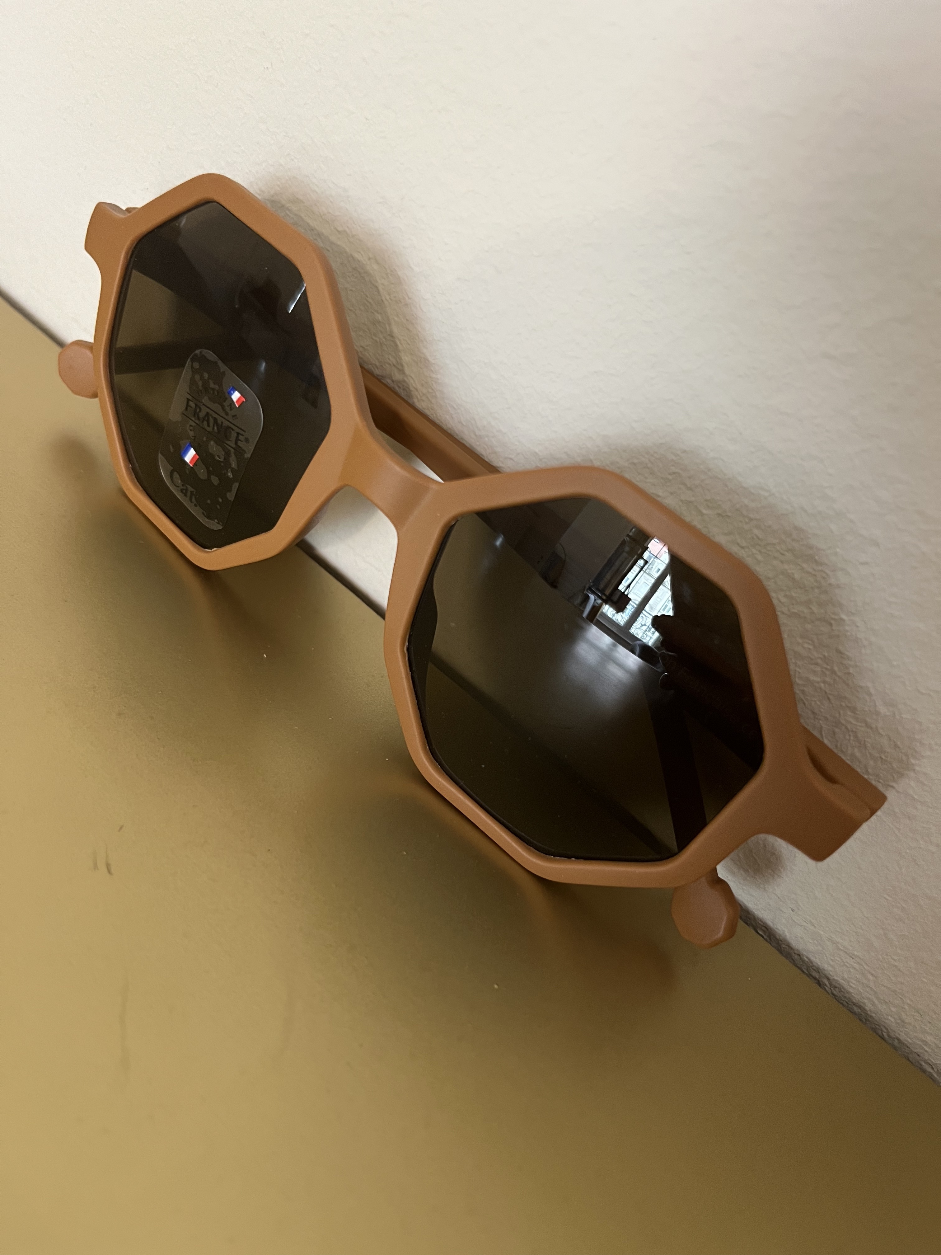 lunettes-de-soleil-pour-adultes-de-couleur-camel-selection-de-l-appatement-moeme-boutique-en-appartement-sur-rendez-vous-metz-moselle-eshop.jpg