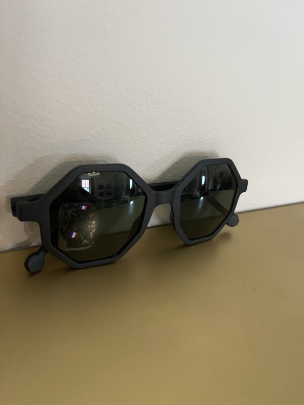 lunettes-de-soleil-pour-adultes-couleur-noir-selection-de-l-appatement-moeme-boutique-en-appartement-sur-rendez-vous-metz-moselle-eshop.jpg