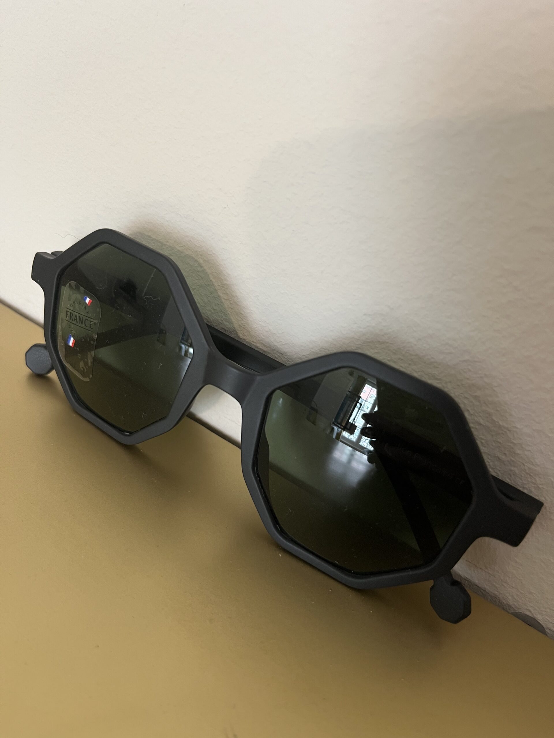 lunettes-de-soleil-pour-adultes-de-couleur-noir-selection-de-l-appatement-moeme-boutique-en-appartement-sur-rendez-vous-metz-moselle-eshop.jpg