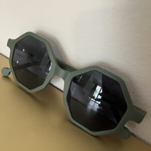 lunettes-de-soleil-pour-adultes-de-couleur-kaki-selection-de-l-appatement-moeme-boutique-en-appartement-sur-rendez-vous-metz-moselle-eshop.jpg