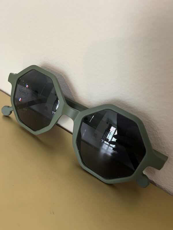 lunettes-de-soleil-pour-adultes-de-couleur-kaki-selection-de-l-appatement-moeme-boutique-en-appartement-sur-rendez-vous-metz-moselle-eshop.jpg