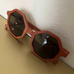 lunettes-de-soleil-enfants-de-couleur-rouge-terracotta-selection-de-l-appatement-moeme-boutique-en-appartement-sur-rendez-vous-metz-moselle-eshop.jpg