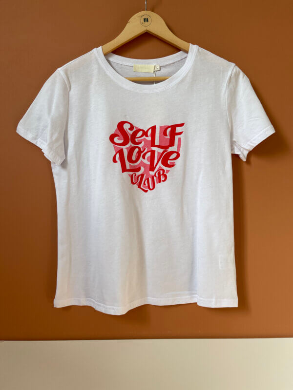 tee-shirt-blanc-ave-texte-self-love-club-en-coton-col-rond-eshop-boutique-en-ligne-vetement-femme-enfant-accessoires-bijoux-decoration-lappartement-moeme-metz-moselle