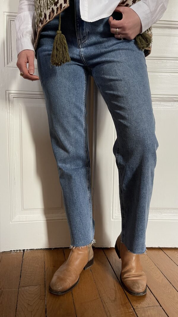 jeans-en-denim-une-coupe-droite-saisons-ete-printemps-taille-38-et-40-selection-de-l-appatement-moeme-boutique-en-appartement-sur-rendez-vous-metz-moselle-eshop.jpg
